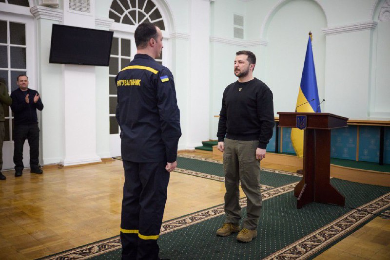 Президент України вручив державні нагороди чернігівським рятувальникам ⤵️ Президент України вручив державні нагороди чернігівським рятувальникам ⤵️
