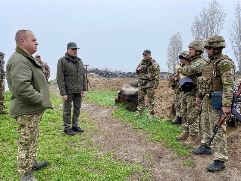 З щедрим Великоднім кошиком побував на бойових позиціях 121-ї бригади.
Передав вітання від усіх вас, друзі, від усієї Кіровоградщини. З щедрим Великоднім кошиком побував на бойових позиціях 121-ї бригади.
Передав вітання від усіх вас, друзі, від усієї Кіровоградщини.