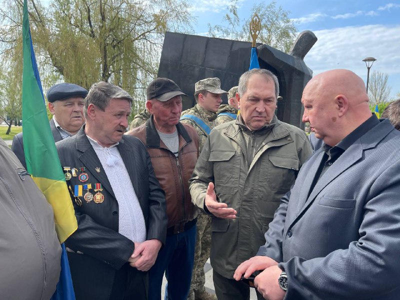 Доброго ранку всій Україні!
37 років аварії на Чорнобильській АЕС. Разом з ліквідаторами поклали квіти до меморіалу «Жертвам Чорнобиля» Доброго ранку всій Україні!
37 років аварії на Чорнобильській АЕС. Разом з ліквідаторами поклали квіти до меморіалу «Жертвам Чорнобиля»