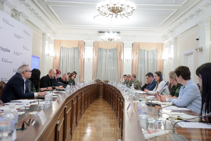 Довідки мають ходити за військовими, а не навпаки. Продовжуємо впроваджувати цей принцип у сфері проходження... Довідки мають ходити за військовими, а не навпаки. Продовжуємо впроваджувати цей принцип у сфері проходження...