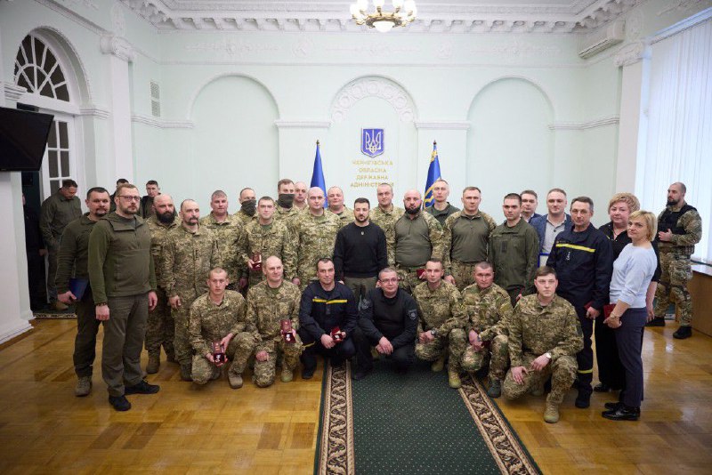 Президент України вручив державні нагороди чернігівським рятувальникам ⤵️ Президент України вручив державні нагороди чернігівським рятувальникам ⤵️