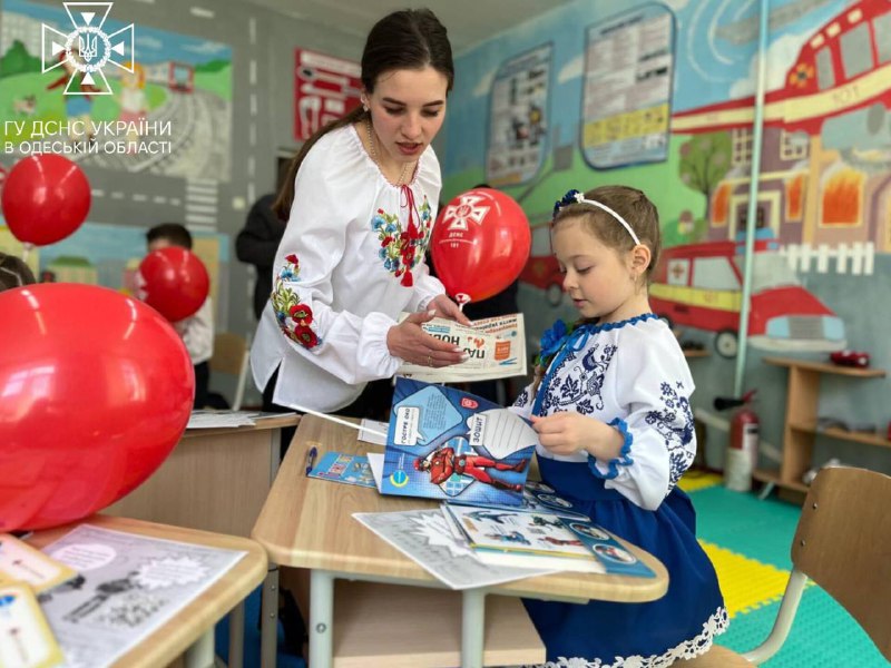 Знання правил безпечної поведінки рятують життя!
✅ Мінна просвіта для маленьких українців та україночок у нових Класах безпеки на Одещині. Знання правил безпечної поведінки рятують життя!
✅ Мінна просвіта для маленьких українців та україночок у нових Класах безпеки на Одещині.