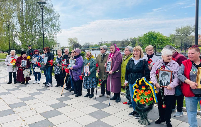 Доброго ранку всій Україні!
37 років аварії на Чорнобильській АЕС. Разом з ліквідаторами поклали квіти до меморіалу «Жертвам Чорнобиля» Доброго ранку всій Україні!
37 років аварії на Чорнобильській АЕС. Разом з ліквідаторами поклали квіти до меморіалу «Жертвам Чорнобиля»