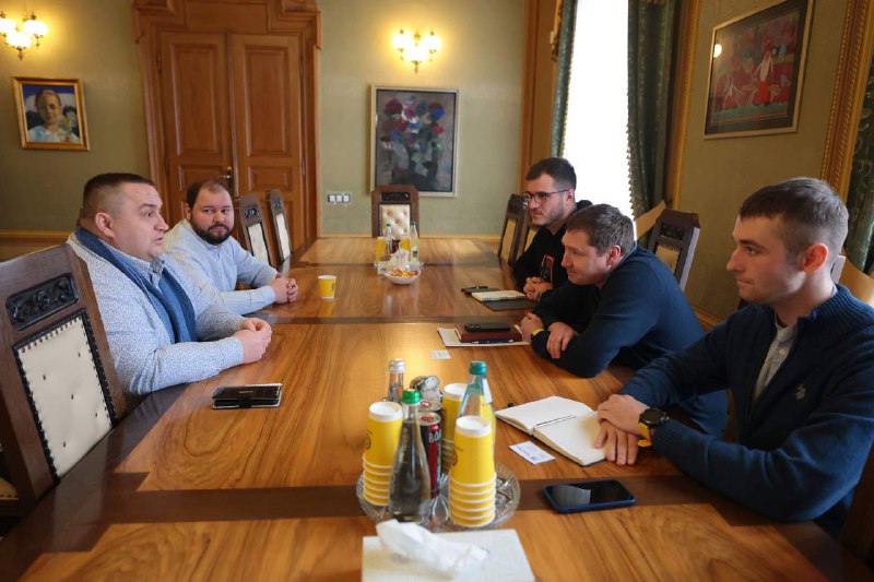 У Червонограді уже 4 місяці працює нове меблеве підприємство. Щоб його відкрити, залучили 6 мільйонів євро від польських інвесторів. У Червонограді уже 4 місяці працює нове меблеве підприємство. Щоб його відкрити, залучили 6 мільйонів євро від польських інвесторів.