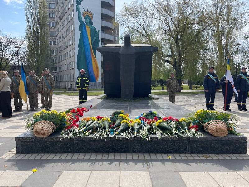 Доброго ранку всій Україні!
37 років аварії на Чорнобильській АЕС. Разом з ліквідаторами поклали квіти до меморіалу «Жертвам Чорнобиля» Доброго ранку всій Україні!
37 років аварії на Чорнобильській АЕС. Разом з ліквідаторами поклали квіти до меморіалу «Жертвам Чорнобиля»