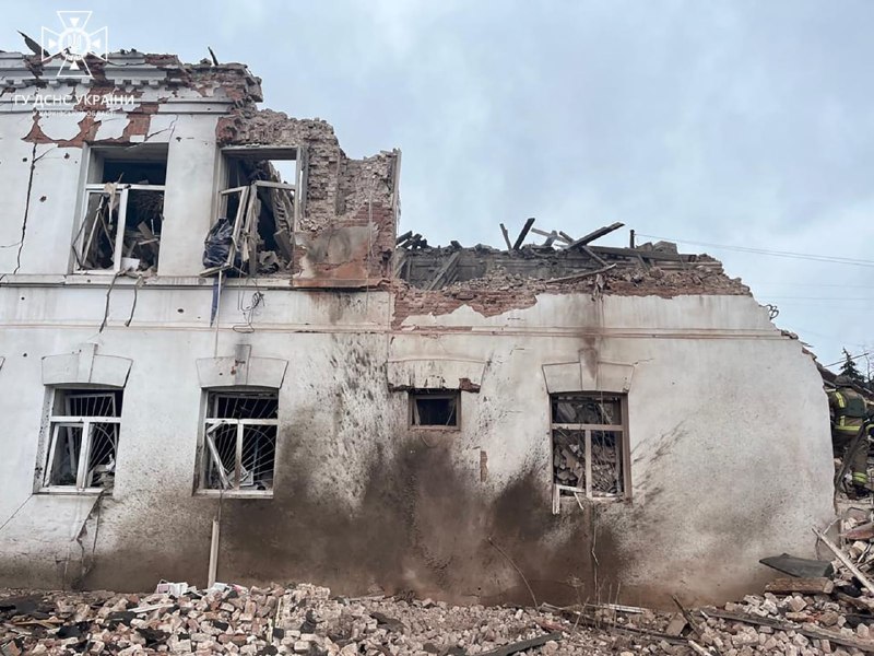 📣25 квітня ворог знову поцілив у цивільний об’єкт в м. Куп'янську. Внаслідок потрапляння ракети С-300 📣25 квітня ворог знову поцілив у цивільний об’єкт в м. Куп'янську. Внаслідок потрапляння ракети С-300