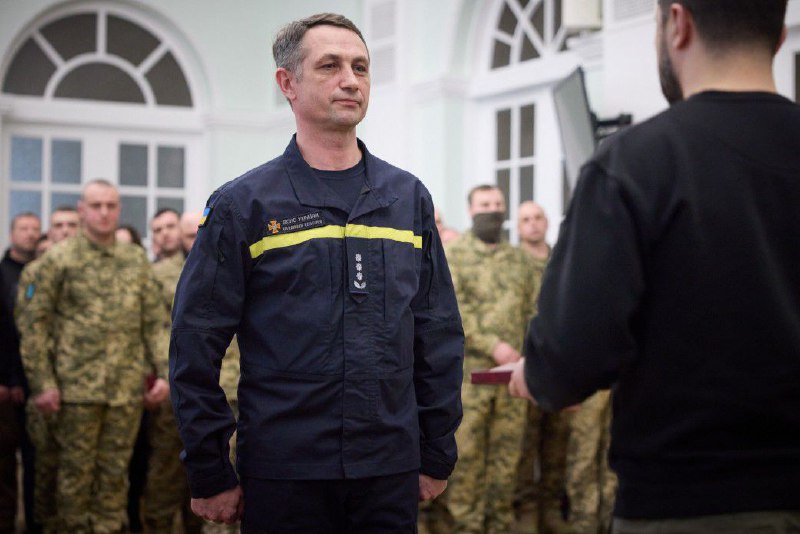 Президент України вручив державні нагороди чернігівським рятувальникам ⤵️ Президент України вручив державні нагороди чернігівським рятувальникам ⤵️
