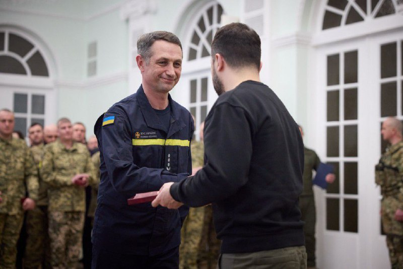 Президент України вручив державні нагороди чернігівським рятувальникам ⤵️ Президент України вручив державні нагороди чернігівським рятувальникам ⤵️