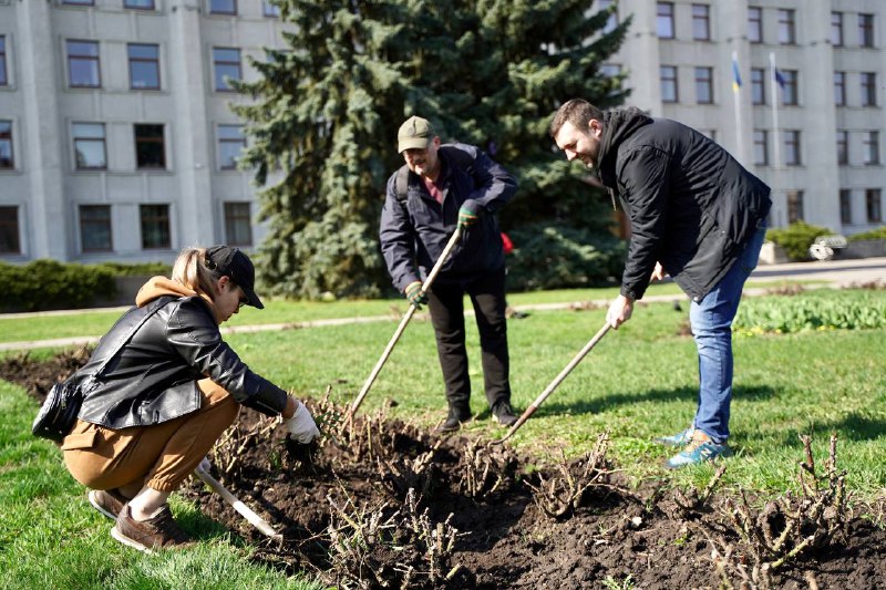 Чисте довкілля – запорука здоров’я. Незадовго до Дня довкілля й на підтримку акції обласної ради долучилися... Чисте довкілля – запорука здоров’я. Незадовго до Дня довкілля й на підтримку акції обласної ради долучилися...
