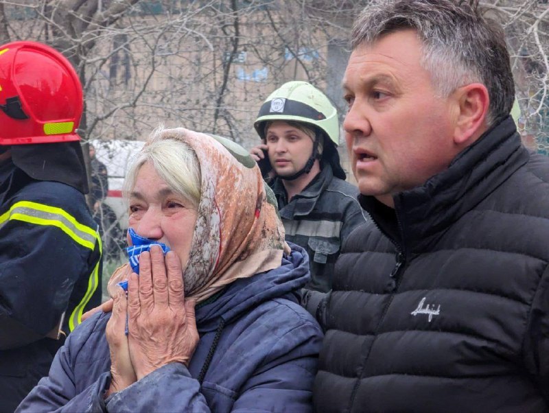 Ворожий обстріл Слов’янська: рятувальники ліквідовують наслідки та шукають людей під завалами Ворожий обстріл Слов’янська: рятувальники ліквідовують наслідки та шукають людей під завалами