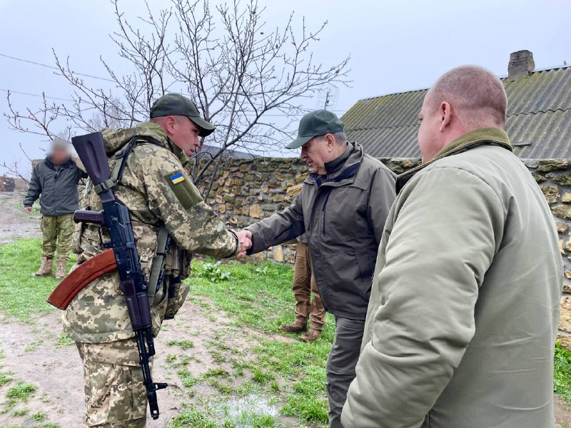 З щедрим Великоднім кошиком побував на бойових позиціях 121-ї бригади.
Передав вітання від усіх вас, друзі, від усієї Кіровоградщини. З щедрим Великоднім кошиком побував на бойових позиціях 121-ї бригади.
Передав вітання від усіх вас, друзі, від усієї Кіровоградщини.