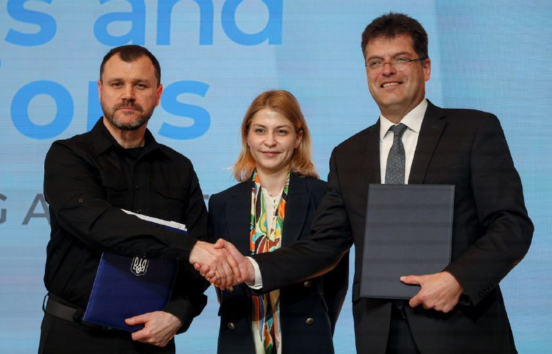 Надзвичайно продуктивний день Міжнародного саміту міст та регіонів.
📌 Презентували концепцію Регіонального... Надзвичайно продуктивний день Міжнародного саміту міст та регіонів.
📌 Презентували концепцію Регіонального...