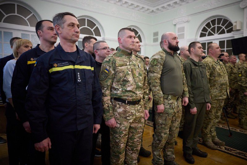 Президент України вручив державні нагороди чернігівським рятувальникам ⤵️ Президент України вручив державні нагороди чернігівським рятувальникам ⤵️