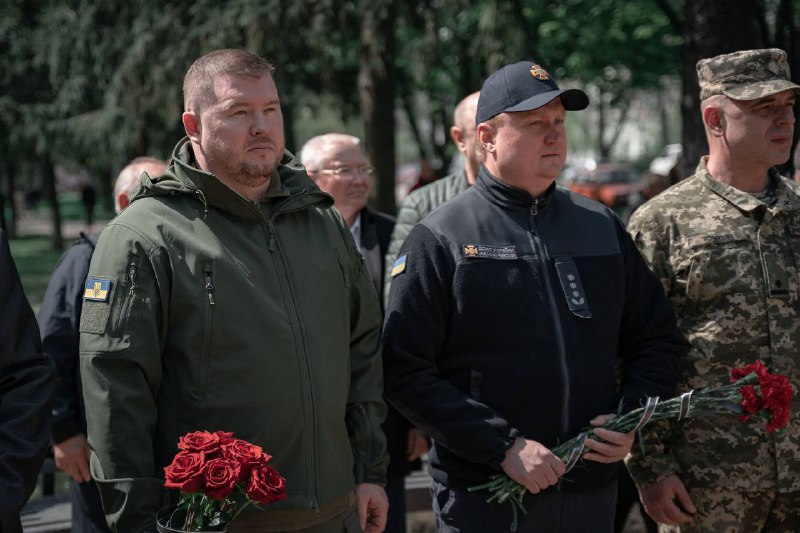 Катастрофа на Чорнобильській АЕС, яка сталася 26 квітня 1986 року, – трагічна сторінка в історії України та всього людства Катастрофа на Чорнобильській АЕС, яка сталася 26 квітня 1986 року, – трагічна сторінка в історії України та всього людства