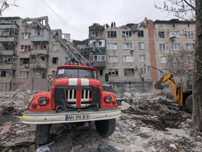 Ворожий обстріл Слов’янська: рятувальники ліквідовують наслідки та шукають людей під завалами Ворожий обстріл Слов’янська: рятувальники ліквідовують наслідки та шукають людей під завалами