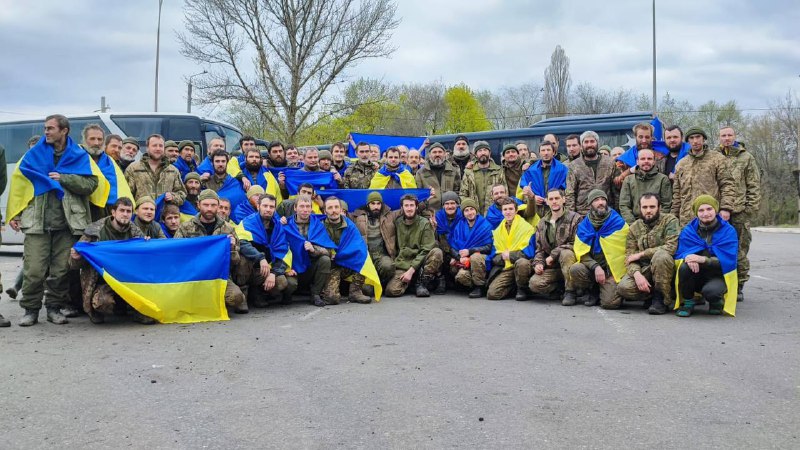 Черговий великий обмін полоненими.
130 військових, прикордонників, нацгвардійців, моряків, співробітників держспецслужби транспорту… Черговий великий обмін полоненими.
130 військових, прикордонників, нацгвардійців, моряків, співробітників держспецслужби транспорту…