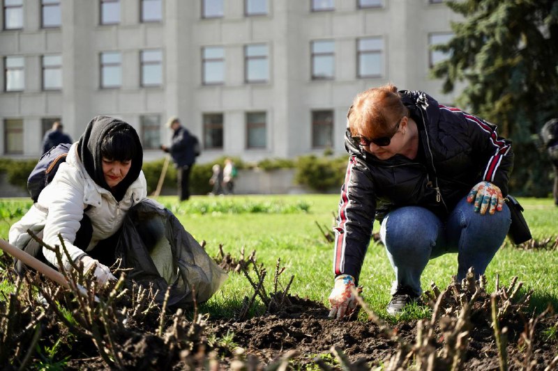 Чисте довкілля – запорука здоров’я. Незадовго до Дня довкілля й на підтримку акції обласної ради долучилися... Чисте довкілля – запорука здоров’я. Незадовго до Дня довкілля й на підтримку акції обласної ради долучилися...