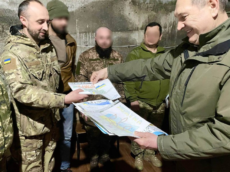 З щедрим Великоднім кошиком побував на бойових позиціях 121-ї бригади.
Передав вітання від усіх вас, друзі, від усієї Кіровоградщини. З щедрим Великоднім кошиком побував на бойових позиціях 121-ї бригади.
Передав вітання від усіх вас, друзі, від усієї Кіровоградщини.