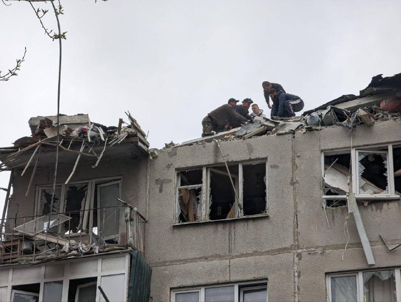 Ворожий обстріл Слов’янська: рятувальники ліквідовують наслідки та шукають людей під завалами Ворожий обстріл Слов’янська: рятувальники ліквідовують наслідки та шукають людей під завалами