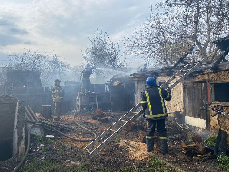Протягом минулої доби рятувальники Донеччини ліквідували 2 пожежі, що виникли внаслідок обстрілів⤵️ Протягом минулої доби рятувальники Донеччини ліквідували 2 пожежі, що виникли внаслідок обстрілів⤵️