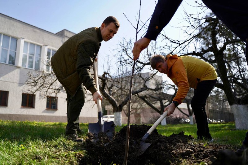 Чисте довкілля – запорука здоров’я. Незадовго до Дня довкілля й на підтримку акції обласної ради долучилися... Чисте довкілля – запорука здоров’я. Незадовго до Дня довкілля й на підтримку акції обласної ради долучилися...