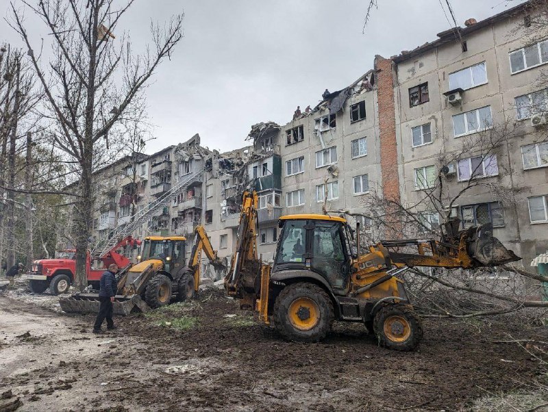 Ворожий обстріл Слов’янська: рятувальники ліквідовують наслідки та шукають людей під завалами Ворожий обстріл Слов’янська: рятувальники ліквідовують наслідки та шукають людей під завалами