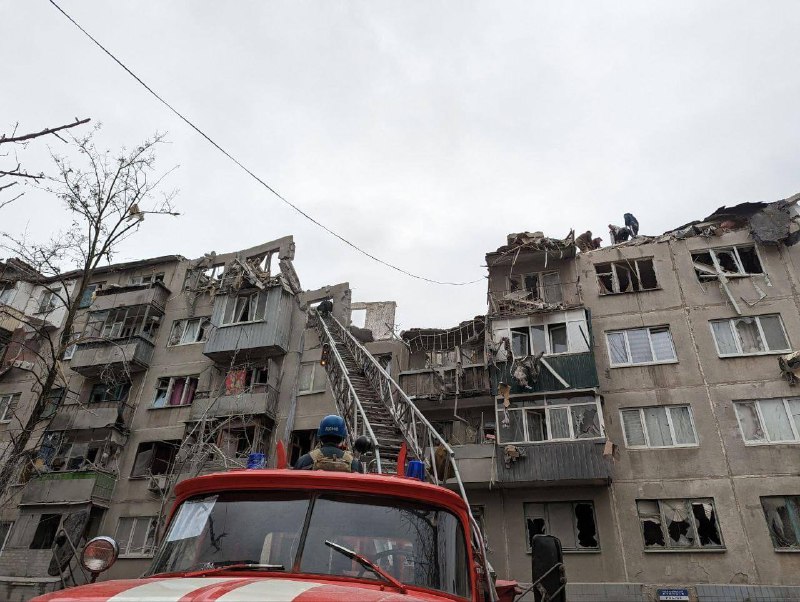 Ворожий обстріл Слов’янська: рятувальники ліквідовують наслідки та шукають людей під завалами Ворожий обстріл Слов’янська: рятувальники ліквідовують наслідки та шукають людей під завалами