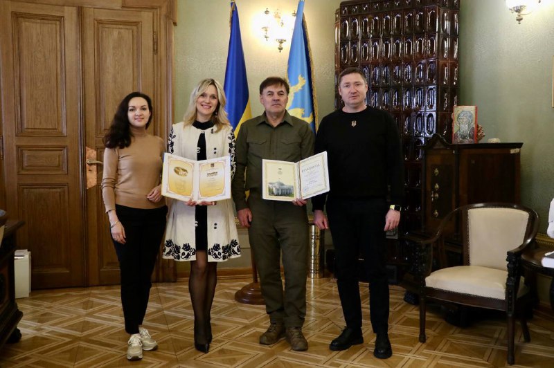 Мав честь вручити державні нагороди двом волонтерам зі Львівщини, які з перших днів повномасштабної війни активно допомагають усім Мав честь вручити державні нагороди двом волонтерам зі Львівщини, які з перших днів повномасштабної війни активно допомагають усім