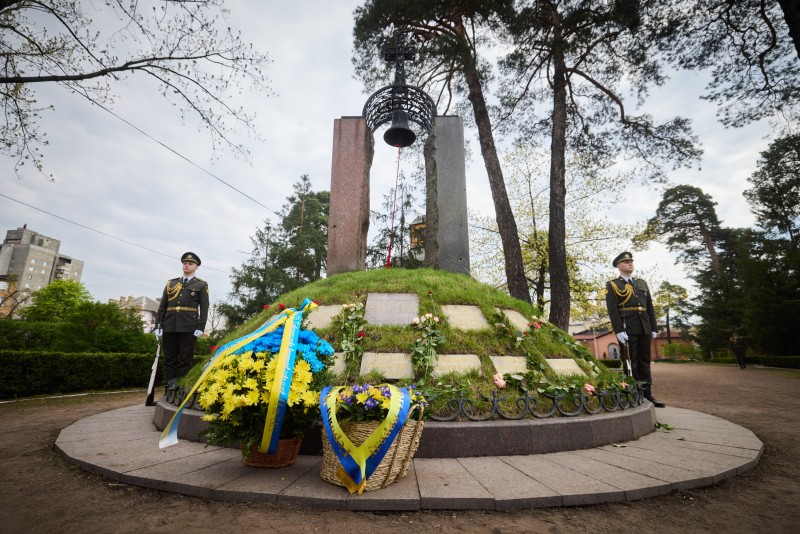 Глава держави вшанував пам'ять загиблих у Чорнобильській катастрофі Глава держави вшанував пам'ять загиблих у Чорнобильській катастрофі