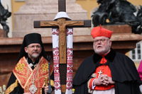 «Ми зустрічаємо людей, які беруть наші тягарі та хрести на власні рамена», — владика Богдан Дзюрах у Мюнхені «Ми зустрічаємо людей, які беруть наші тягарі та хрести на власні рамена», — владика Богдан Дзюрах у Мюнхені