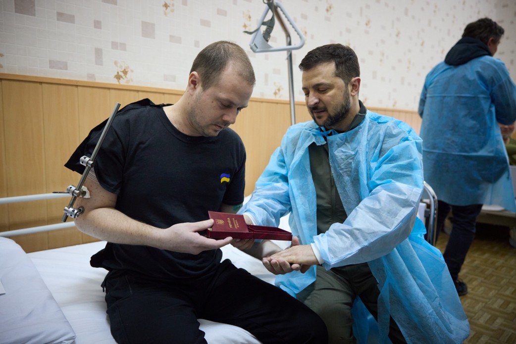 На Чернігівщині Глава держави відвідав у госпіталі поранених військових і вручив їм нагороди На Чернігівщині Глава держави відвідав у госпіталі поранених військових і вручив їм нагороди