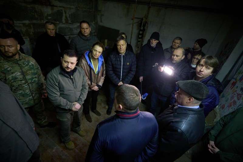 На Чернігівщині Президент оглянув наслідки злочинів російських окупантів у селі Ягідному На Чернігівщині Президент оглянув наслідки злочинів російських окупантів у селі Ягідному