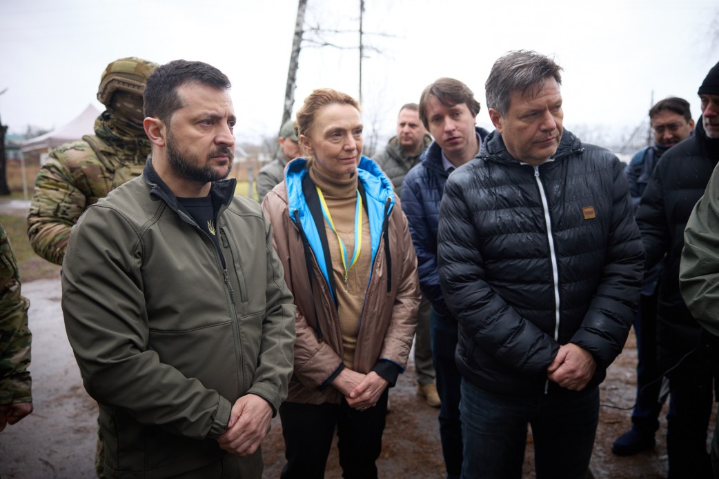 На Чернігівщині Президент оглянув наслідки злочинів російських окупантів у селі Ягідному На Чернігівщині Президент оглянув наслідки злочинів російських окупантів у селі Ягідному
