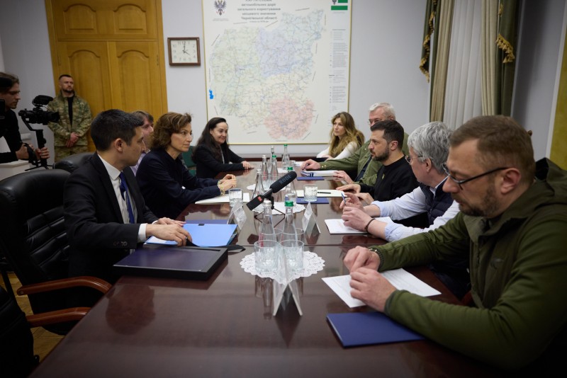 На Чернігівщині Президент України провів зустріч із генеральним директором ЮНЕСКО На Чернігівщині Президент України провів зустріч із генеральним директором ЮНЕСКО