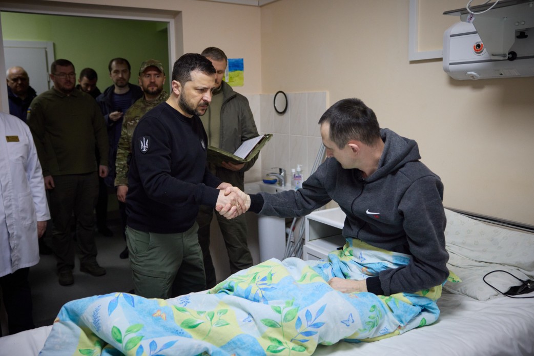 На Полтавщині Президент відвідав у лікарні поранених військовослужбовців та вручив нагороди На Полтавщині Президент відвідав у лікарні поранених військовослужбовців та вручив нагороди