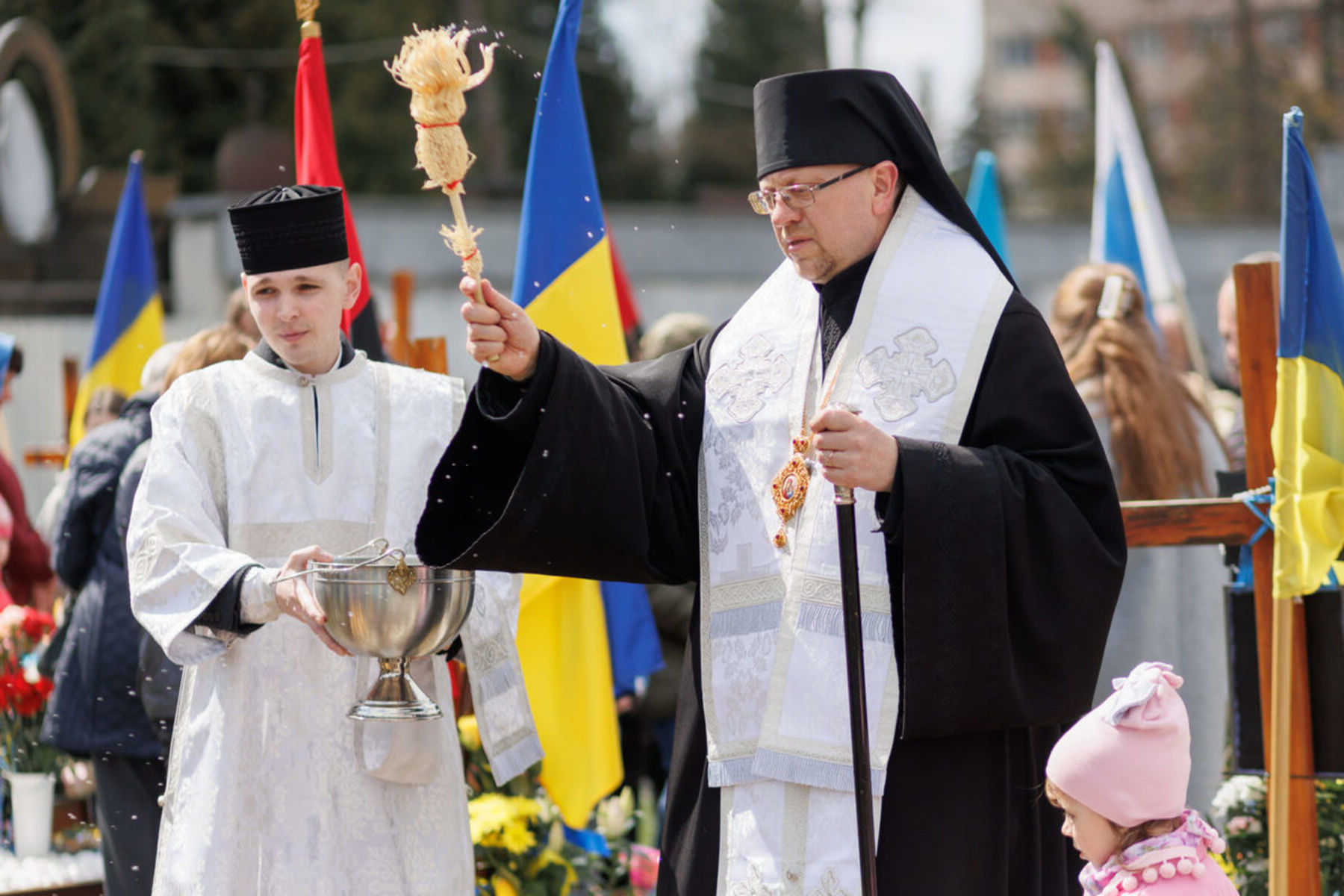 На Великдень у&nbsp;Львові владика Володимир Груца звершив Воскресну панахиду на&nbsp;могилах новітніх Героїв