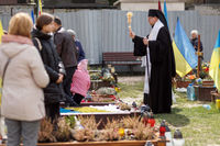 На Великдень у&nbsp;Львові владика Володимир Груца звершив Воскресну панахиду на&nbsp;могилах новітніх Героїв