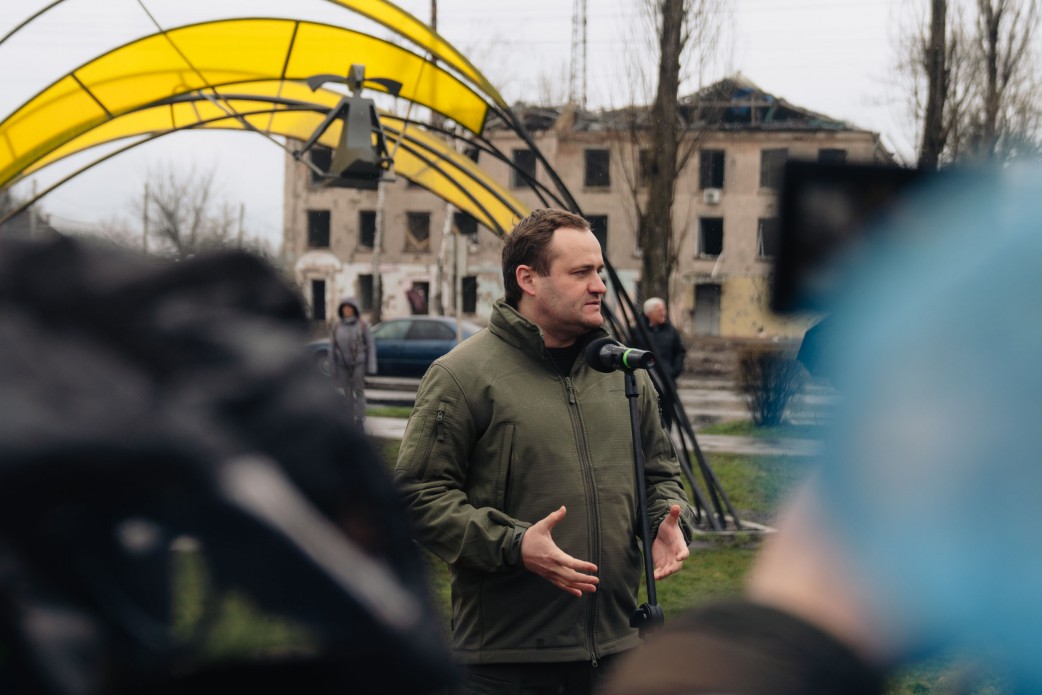 Олексій Кулеба взяв участь у відкритті скульптури «Дівчинка під сонцем», яку встановили у Бородянці до річниці деокупації Київщини Олексій Кулеба взяв участь у відкритті скульптури «Дівчинка під сонцем», яку встановили у Бородянці до річниці деокупації Київщини