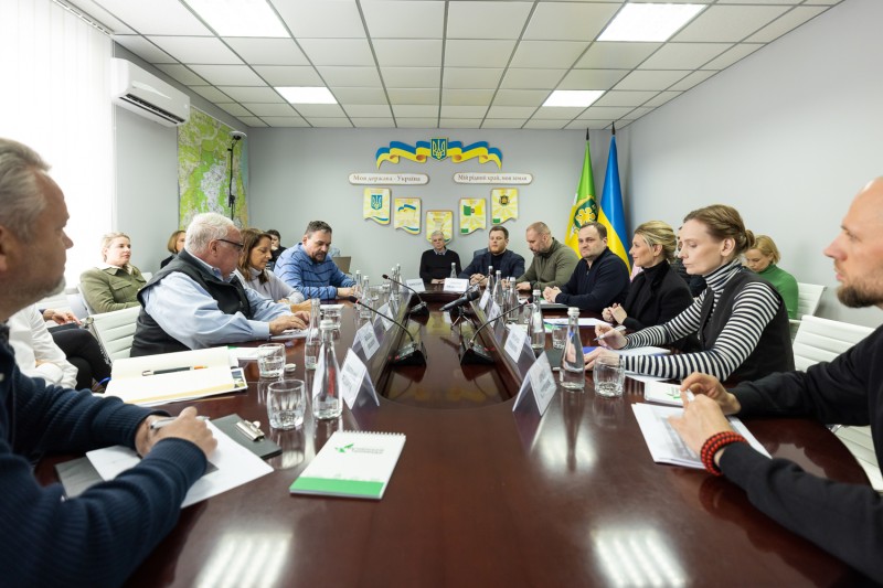 Олена Зеленська та меценат Говард Баффет відкрили будівництво першої в Україні фабрики-кухні в Бучі Олена Зеленська та меценат Говард Баффет відкрили будівництво першої в Україні фабрики-кухні в Бучі