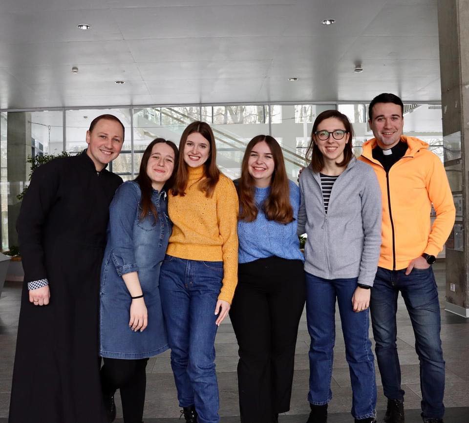 Отець Володимир Битюга: «Я б хотів побажати молоді, щоб вони завжди старалися бути з Богом, бо лиш тоді зможуть стати щасливими» Отець Володимир Битюга: «Я б хотів побажати молоді, щоб вони завжди старалися бути з Богом, бо лиш тоді зможуть стати щасливими»