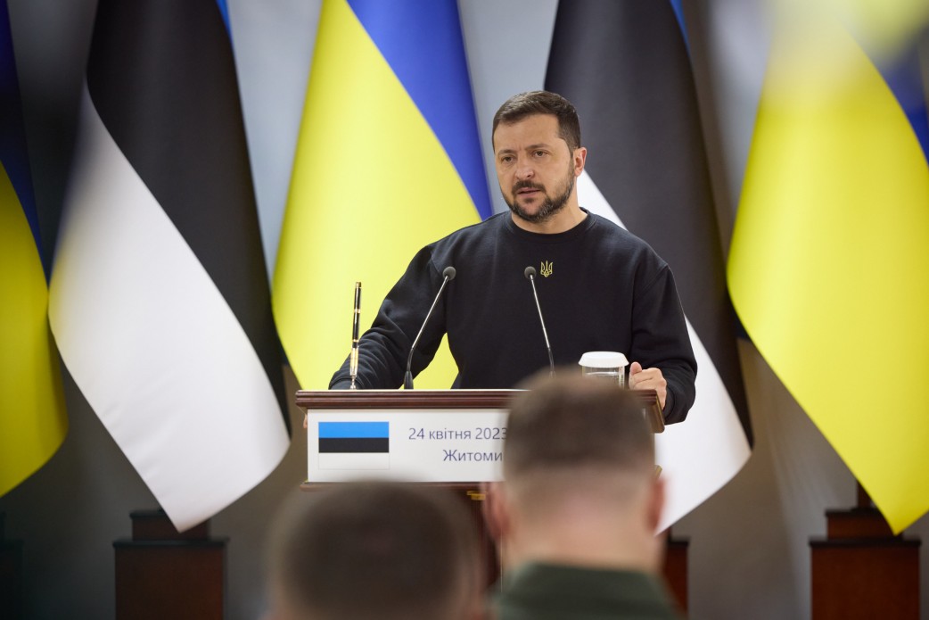 Президент України: Працюємо над звільненням із полону як військових, так і цивільних Президент України: Працюємо над звільненням із полону як військових, так і цивільних