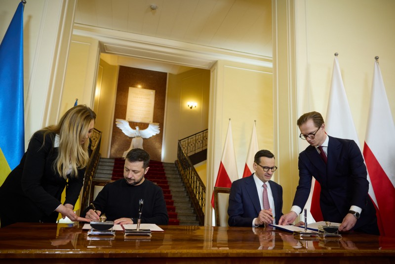 Президент України та Прем’єр-міністр Польщі у Варшаві підписали Лист про наміри співпраці з питань постачання оборонної техніки Президент України та Прем’єр-міністр Польщі у Варшаві підписали Лист про наміри співпраці з питань постачання оборонної техніки