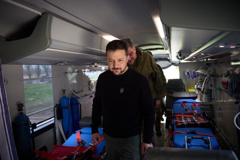 Президент відвідав госпіталь на Донеччині й нагородив військовослужбовців Президент відвідав госпіталь на Донеччині й нагородив військовослужбовців