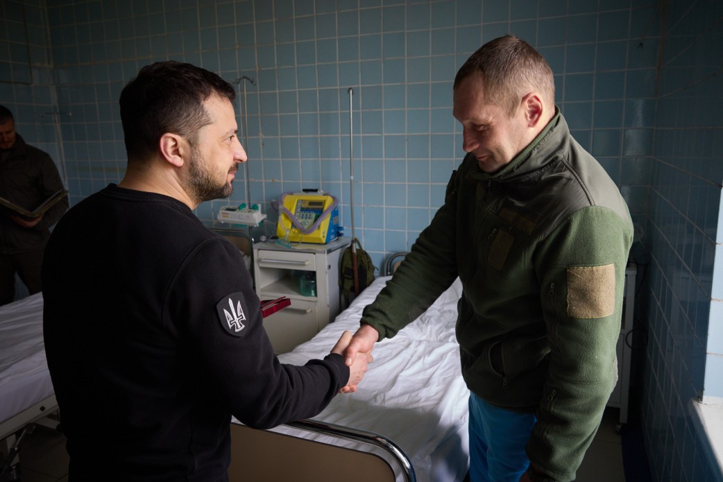 Президент відвідав госпіталь на Донеччині й нагородив військовослужбовців Президент відвідав госпіталь на Донеччині й нагородив військовослужбовців