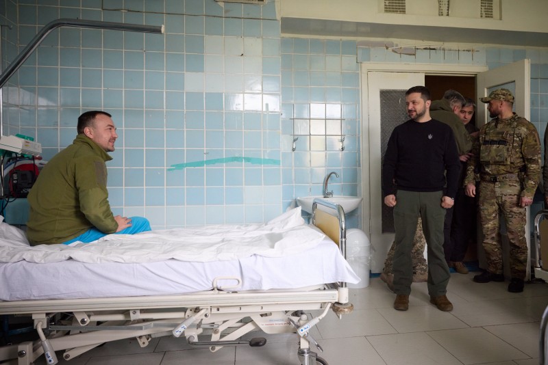Президент відвідав госпіталь на Донеччині й нагородив військовослужбовців Президент відвідав госпіталь на Донеччині й нагородив військовослужбовців