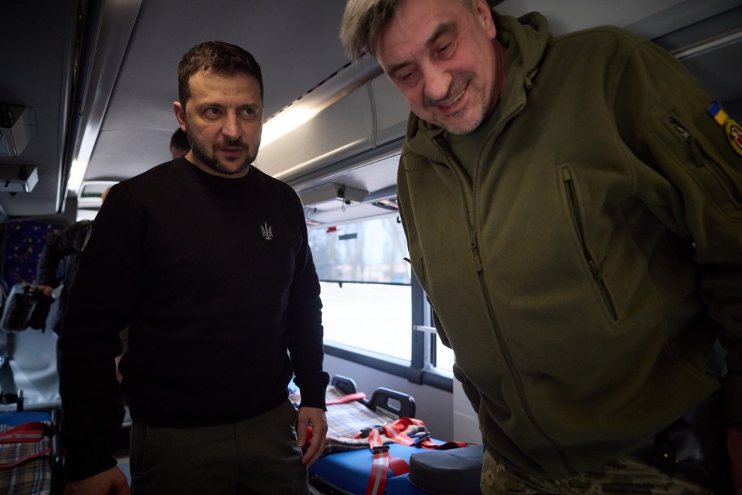 Президент відвідав госпіталь на Донеччині й нагородив військовослужбовців Президент відвідав госпіталь на Донеччині й нагородив військовослужбовців