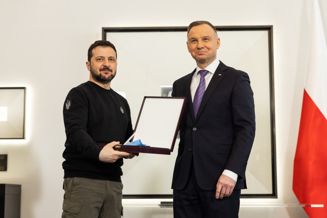 У Варшаві Анджей Дуда вручив Володимиру Зеленському найвищу державну нагороду Польщі – орден Білого Орла У Варшаві Анджей Дуда вручив Володимиру Зеленському найвищу державну нагороду Польщі – орден Білого Орла