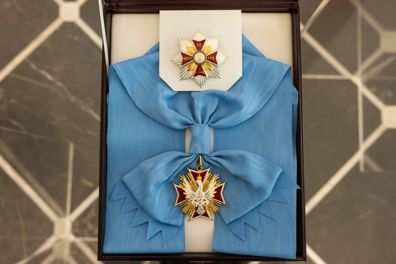 У Варшаві Анджей Дуда вручив Володимиру Зеленському найвищу державну нагороду Польщі – орден Білого Орла У Варшаві Анджей Дуда вручив Володимиру Зеленському найвищу державну нагороду Польщі – орден Білого Орла