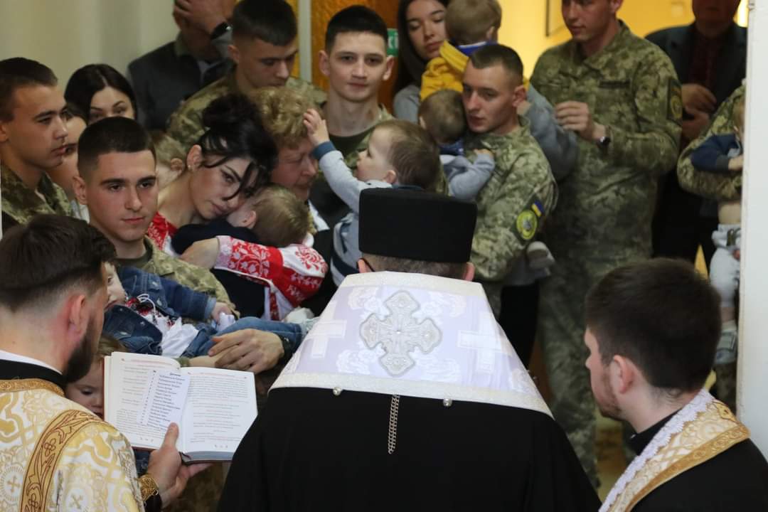 “Від сьогодні ці діти підуть життєвою дорогою з Богом”: Владика Володимир охрестив 16 сиріт з Луганщини. Хресними стали Захисники України “Від сьогодні ці діти підуть життєвою дорогою з Богом”: Владика Володимир охрестив 16 сиріт з Луганщини. Хресними стали Захисники України