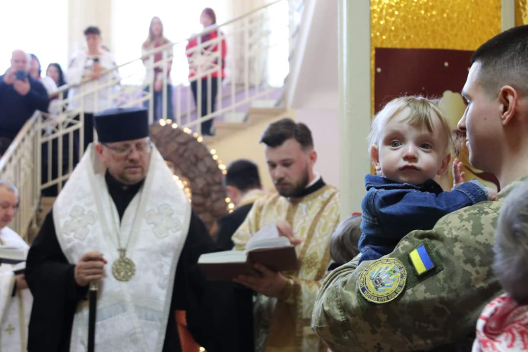 “Від сьогодні ці діти підуть життєвою дорогою з Богом”: Владика Володимир охрестив 16 сиріт з Луганщини. Хресними стали Захисники України “Від сьогодні ці діти підуть життєвою дорогою з Богом”: Владика Володимир охрестив 16 сиріт з Луганщини. Хресними стали Захисники України